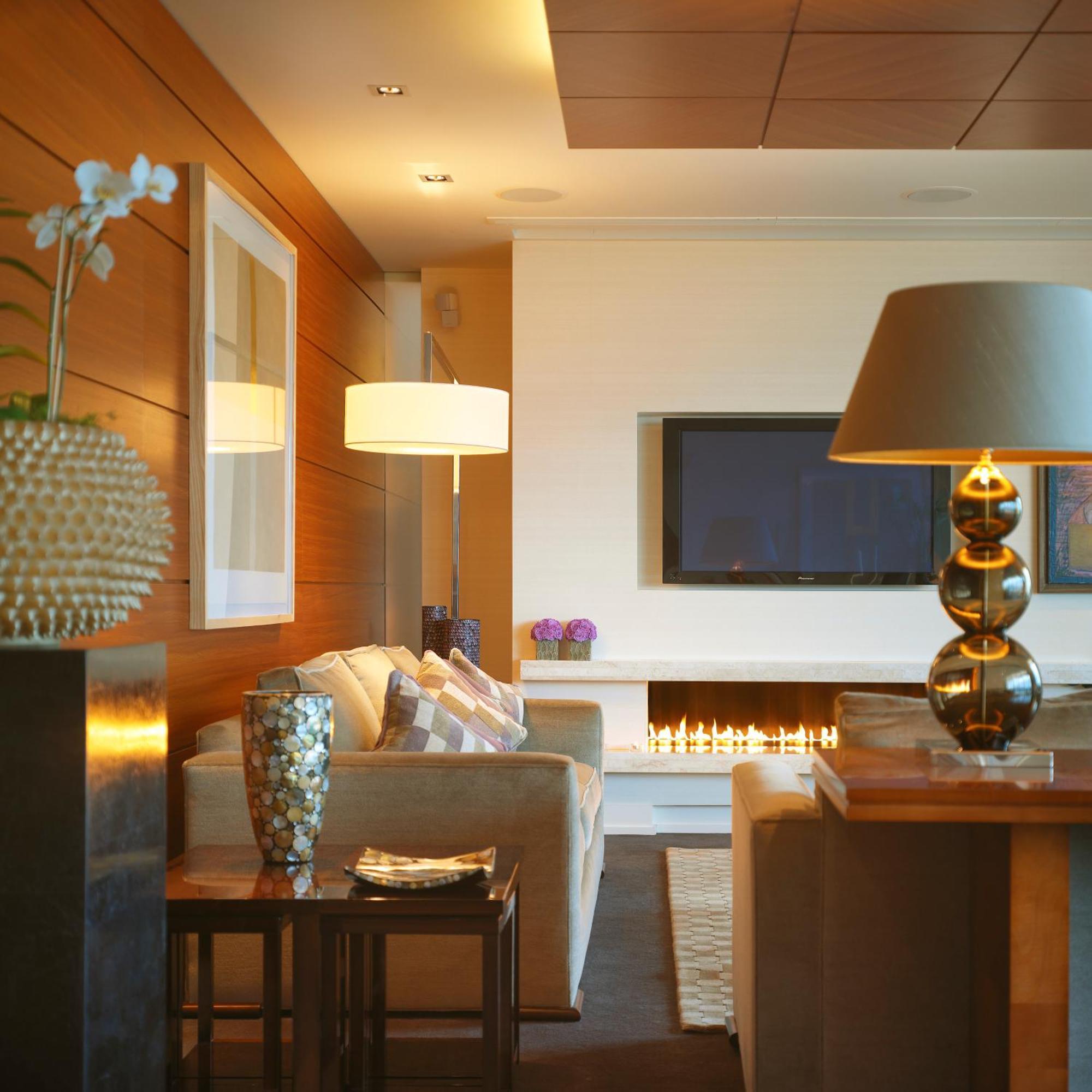 Aghadoe Heights Hotel & Spa Killarney Phòng bức ảnh A living room with a fireplace