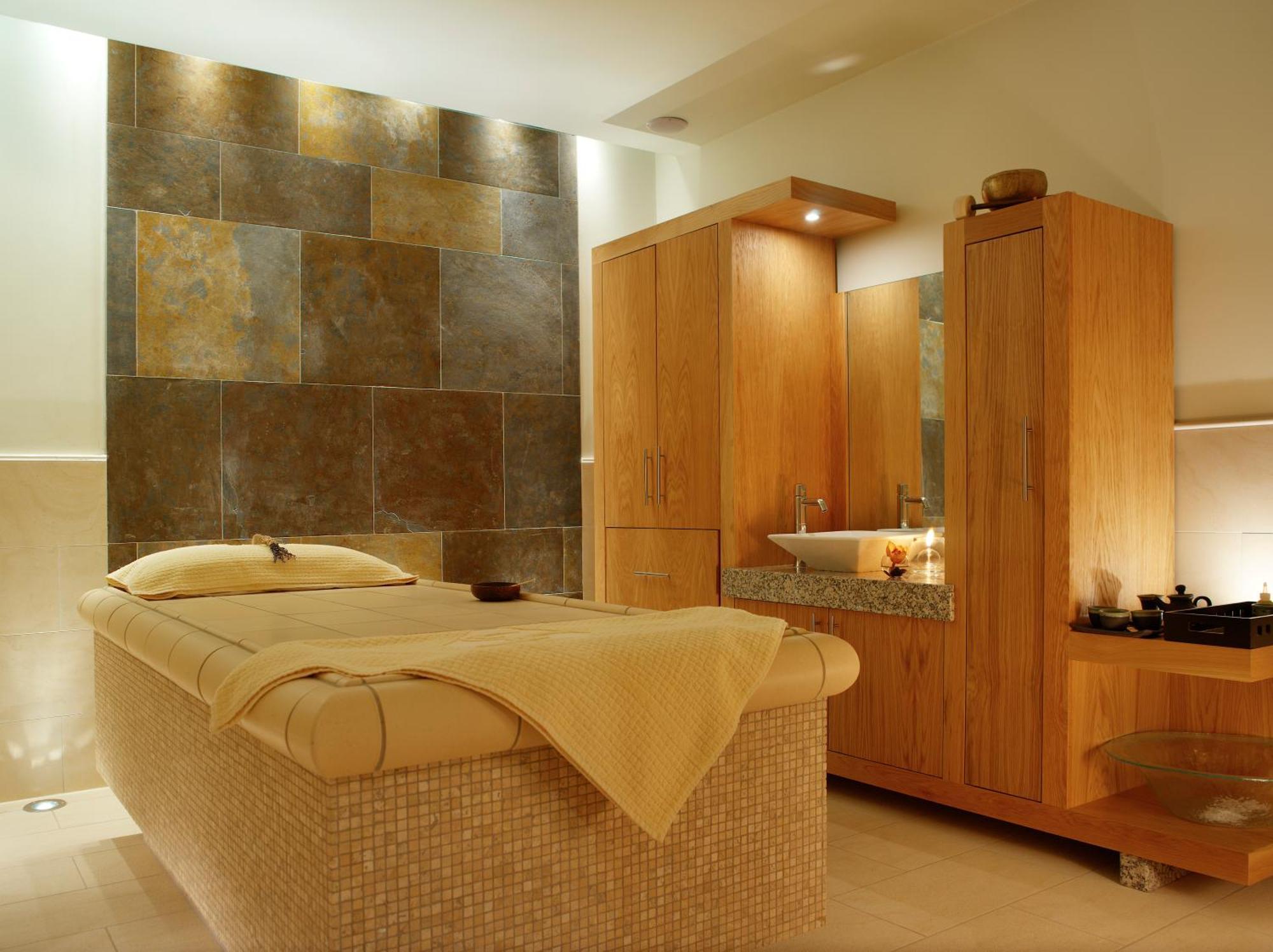Aghadoe Heights Hotel & Spa Killarney Ngoại thất bức ảnh A treatment room at a spa