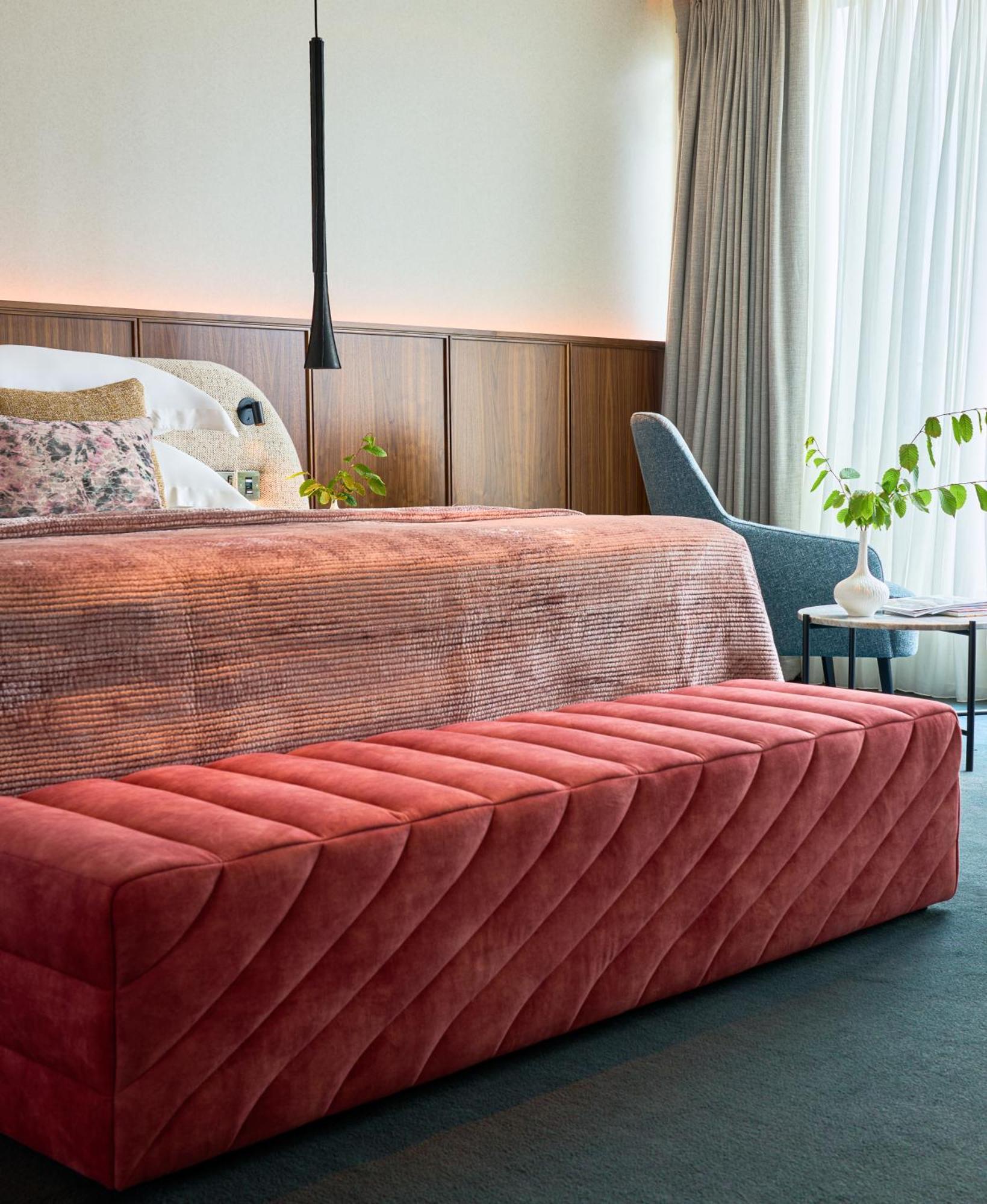 Aghadoe Heights Hotel & Spa Killarney Ngoại thất bức ảnh A bench in a bedroom